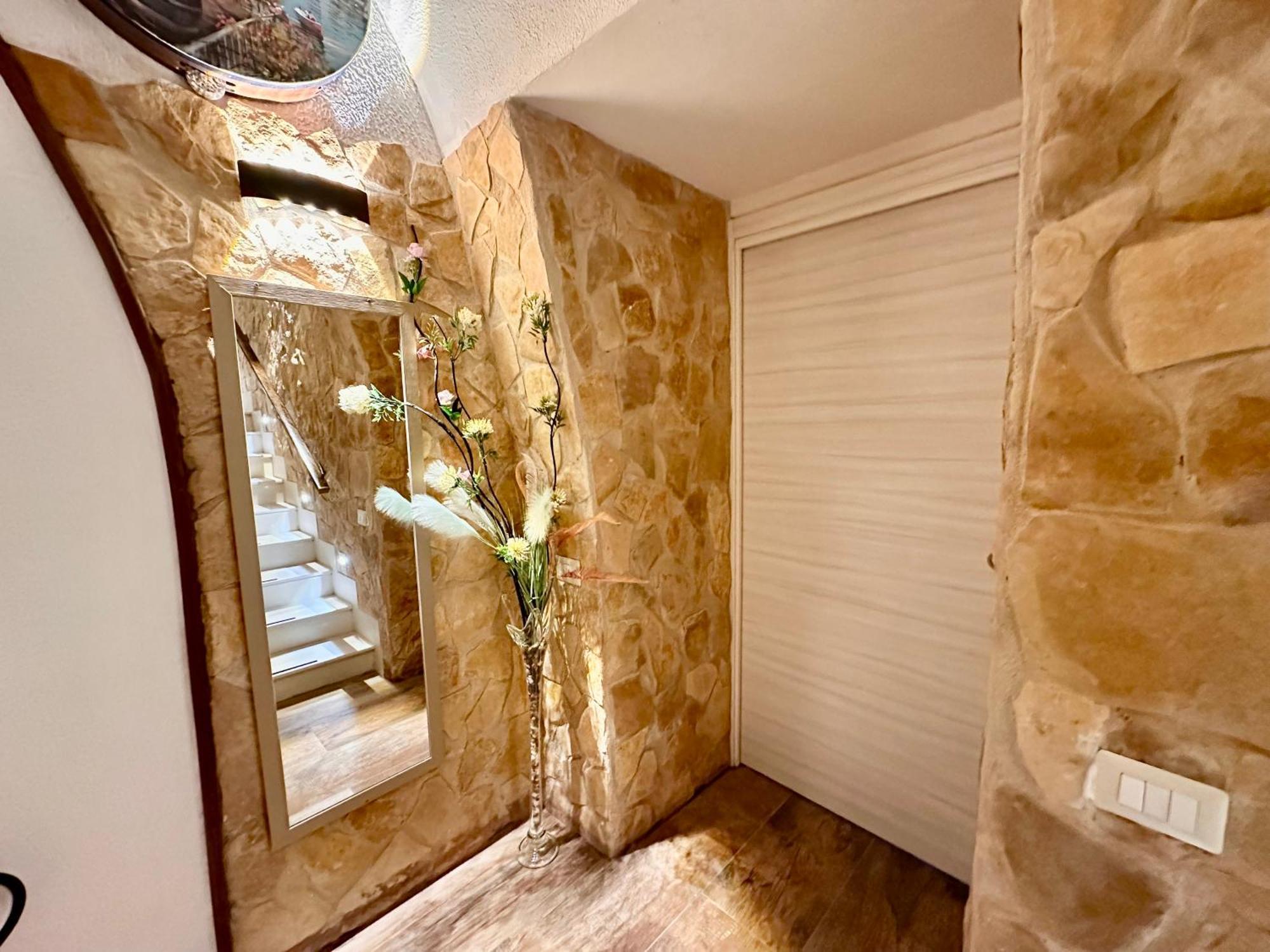 Window In The Stone Naples Hotel Екстериор снимка